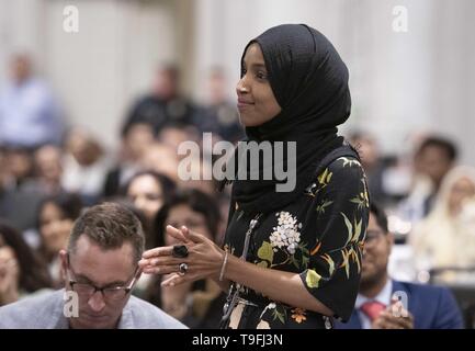 Texas, USA. 18 mai, 2019. Sénatrice Ilhan Omar du Minnesota 5e District de l'est introduit à Austin, à l'échelle de la ville, l'iftar annuel dîner en l'honneur du 14e jour du Ramadan. Omar a été rejoint par le maire Steve Adler pour appeler à la paix et l'harmonie dans le climat de discorde. Credit : ZUMA Press, Inc./Alamy Live News Banque D'Images