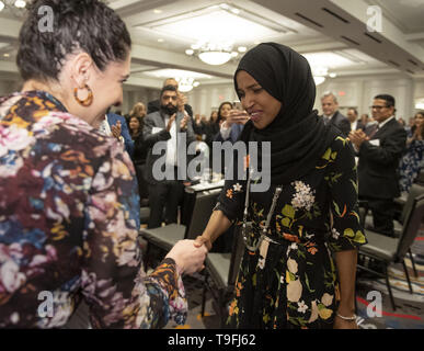 Texas, USA. 18 mai, 2019. Sénatrice Ilhan Omar du Minnesota 5e District de l'est introduit à Austin, à l'échelle de la ville, l'iftar annuel dîner en l'honneur du 14e jour du Ramadan. Omar a été rejoint par le maire Steve Adler pour appeler à la paix et l'harmonie dans le climat de discorde. Credit : ZUMA Press, Inc./Alamy Live News Banque D'Images