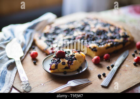 Tarte aux baies faite à la maison et de la vaisselle vintage sur la table. La cuisson des aliments, concepts Banque D'Images