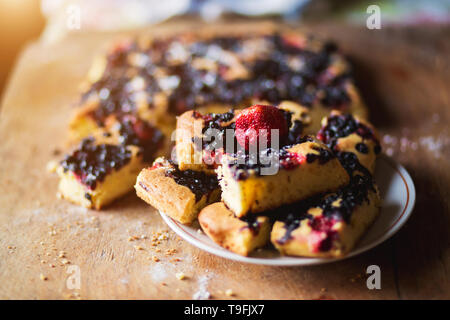 Close up de délicieux morceaux de tarte aux baies fraîches faites maison dans un bol sur fond de bois Banque D'Images