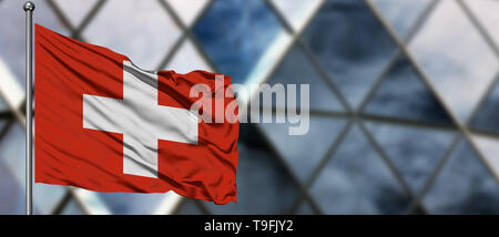 La Suisse drapeaux dans le vent contre floue bâtiment moderne. Concept d'entreprise. Thème de la coopération nationale. Banque D'Images