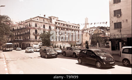 Rue décorée dans un quartier résidentiel d'Alger, Algérie, pendant le Ramadan, avec le Mémorial des martyrs à l'arrière-plan Banque D'Images