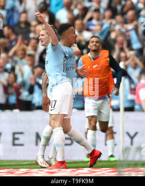 Manchester City's Kevin De Bruyne (centre) célèbre marquant son troisième but du côté du jeu avec l'équipe au cours de la finale de la FA Cup au stade de Wembley, Londres. Banque D'Images