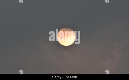 Soleil levant dans le cache de ma fenêtre Banque D'Images