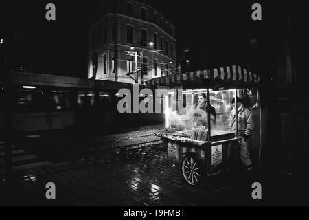 Istanbul, Turquie - 11 Avril 2012 : vendeur de rue de la nourriture chaude, noir et blanc photographie de nuit. Banque D'Images