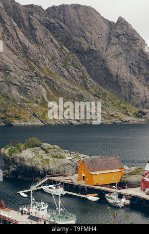 Nusfjord, Norvège - 28 mai 2015 : Vue aérienne du petit village de pêcheurs. Banque D'Images