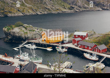 Nusfjord, Norvège - 28 mai 2015 : Vue aérienne du petit village de pêcheurs. Banque D'Images