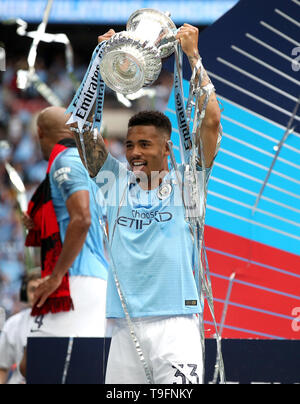 Manchester City's Gabriel Jésus célèbre avec le trophée après avoir remporté la finale de la FA Cup au stade de Wembley, Londres. Banque D'Images