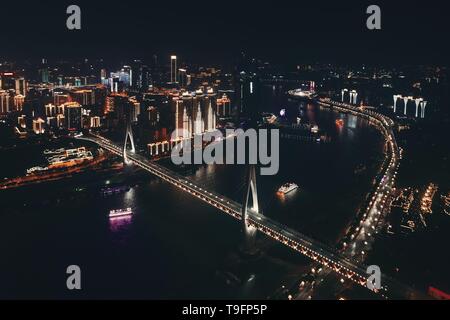 Vue aérienne du pont et de l'architecture urbaine de la ville de nuit à Chongqing, Chine. Banque D'Images