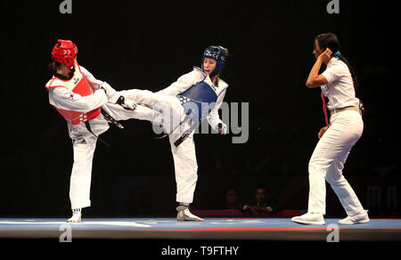 Great Britain's Jade Jones (bleu) en action au cours de son -57kg dernier match contre la Corée, l'Ah-Reum Lee pendant quatre jours de la World Taekwondo Championships à la Manchester Arena, Manchester. Banque D'Images