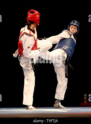 Great Britain's Jade Jones (bleu) en action au cours de son -57kg dernier match contre la Corée, l'Ah-Reum Lee pendant quatre jours de la World Taekwondo Championships à la Manchester Arena, Manchester. Banque D'Images