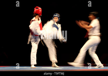 Great Britain's Jade Jones (bleu) en action au cours de son -57kg dernier match contre la Corée, l'Ah-Reum Lee pendant quatre jours de la World Taekwondo Championships à la Manchester Arena, Manchester. Banque D'Images