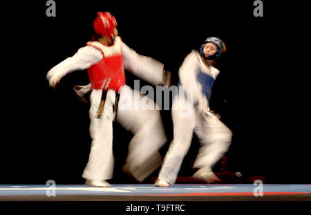 Great Britain's Jade Jones (bleu) en action au cours de son -57kg dernier match contre la Corée, l'Ah-Reum Lee pendant quatre jours de la World Taekwondo Championships à la Manchester Arena, Manchester. Banque D'Images