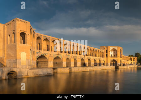 Pont Khaju à Ispahan au coucher du soleil. Banque D'Images