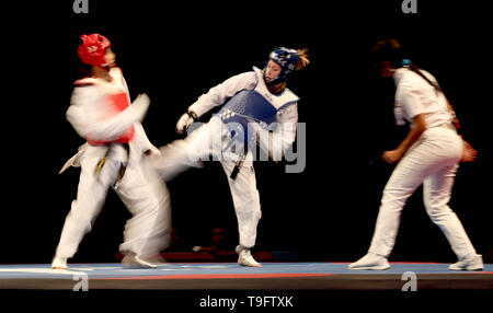 Great Britain's Jade Jones (bleu) en action au cours de son -57kg dernier match contre la Corée, l'Ah-Reum Lee pendant quatre jours de la World Taekwondo Championships à la Manchester Arena, Manchester. Banque D'Images