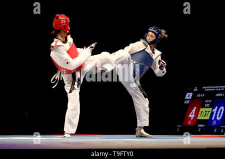 Great Britain's Jade Jones (bleu) en action au cours de son -57kg dernier match contre la Corée, l'Ah-Reum Lee pendant quatre jours de la World Taekwondo Championships à la Manchester Arena, Manchester. Banque D'Images