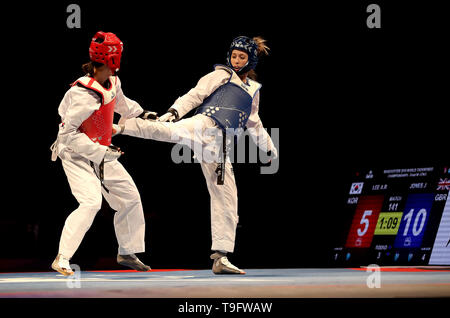 Great Britain's Jade Jones (bleu) en action au cours de son -57kg dernier match contre la Corée, l'Ah-Reum Lee pendant quatre jours de la World Taekwondo Championships à la Manchester Arena, Manchester. Banque D'Images