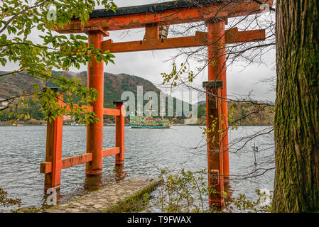 Hakone Shrine Tori au lac Ashinoko, Hakone, Japon Banque D'Images