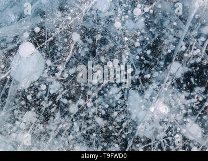 Les rayons du soleil sont réfractés par la glace transparente du lac Banque D'Images