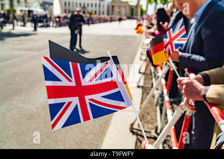 BERLIN, ALLEMAGNE - le 7 mai 2019 : foule en attente avec des drapeaux pour Charles et Camilla en face de la porte de Brandebourg Banque D'Images