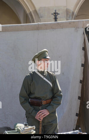 Cracovie, Pologne - 23 septembre 2018 : Jeune homme vêtu de l'uniforme polonais de la Première Guerre mondiale parmi les touristes à la place principale de Cracovie Banque D'Images