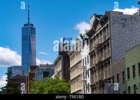 Fonte SoHo quartier historique avec One World Trade building en arrière-plan, New York City, USA Banque D'Images