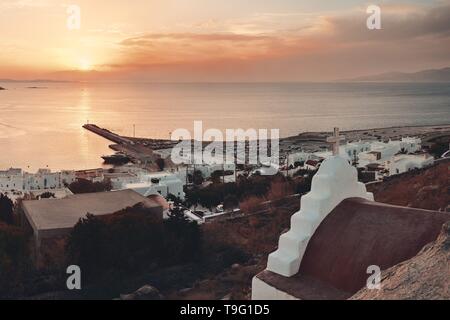 Mykonos Bay Vue de dessus au coucher du soleil. La Grèce. Banque D'Images