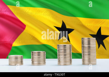 Sao Tomé-et-Principe drapeaux à l'arrière-plan avec des rangées de pièces de monnaie pour financer et concept d'entreprise. L'économie d'argent. Banque D'Images