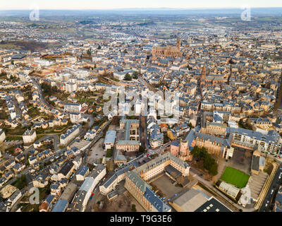 Vue aérienne de la ville de Rodez avec une tour de la cathédrale de spire et de l'église de Saint Amans dans journée d'automne Banque D'Images