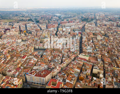 Vue aérienne des toits de la ville espagnole de Reus. Province de Tarragone. La Catalogne. Espagne Banque D'Images