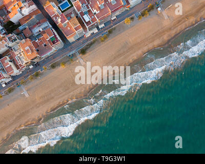 Vue pittoresque de Calafell plage de sable avec la ville sur la Méditerranée, l'Espagne Banque D'Images