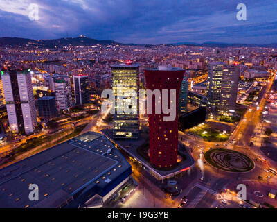 Vue aérienne de allumé Plaza de Europa avec centre de conférence moderne Fira Barcelona Gran Via Banque D'Images