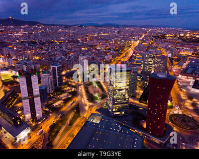 Vue panoramique à partir de drone de nuit Barcelone. Plaza de Europa avec Fira Barcelona Gran Via conference centre Banque D'Images