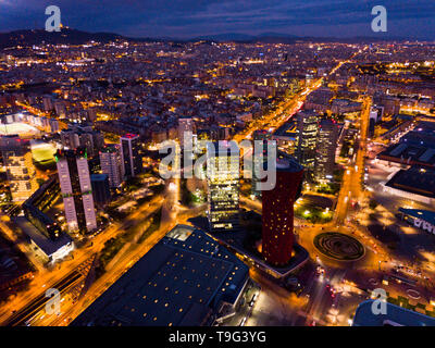 Scenic Vue aérienne de la Plaza de Europa de Barcelone de Nuit lumières Banque D'Images