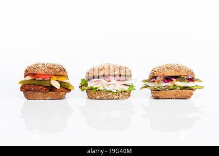 Trois sanwiches avec légumes et marinades Banque D'Images