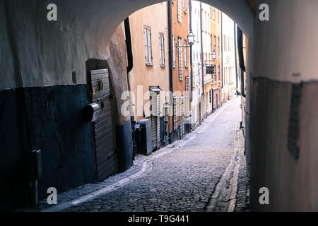 La photo de la rue traditionnelle étroite de Stockholm. Marcher à l'intérieur du Gamla Stan. Banque D'Images