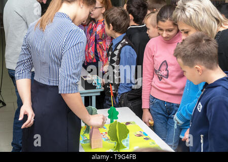 Aide enseignant femme ou montre quelque chose aux étudiants Banque D'Images