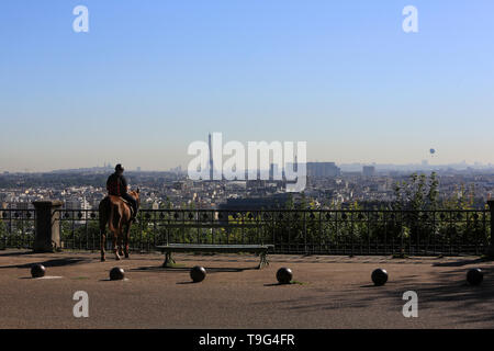 Cavalier promenant son cheval dans le Parc de Saint-Cloud. Vue sur Paris. Cavalier / cheval marche dans le Parc de Saint-Cloud. Banque D'Images