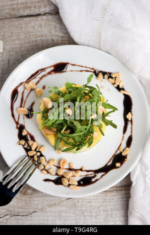 Avocat, mangue fraîche, mozzarella et salade de roquette assaisonnée de noix Banque D'Images