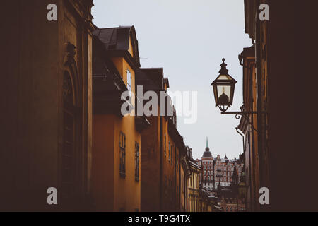 La photo de la rue traditionnelle étroite de Stockholm. Marcher à l'intérieur du Gamla Stan. Banque D'Images