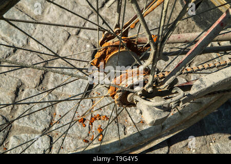 Détail d'une photo de l'ancien vélo abandonné inutilisés à la traîne dans la rue. La chaîne est rouillé et usé. Banque D'Images