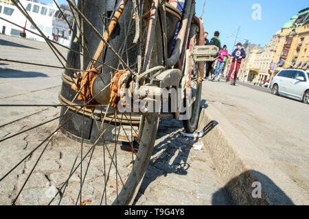 Détail d'une photo de l'ancien vélo abandonné inutilisés à la traîne dans la rue. La chaîne est rouillé et usé. Banque D'Images