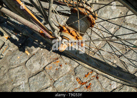 Détail d'une photo de l'ancien vélo abandonné inutilisés à la traîne dans la rue. La chaîne est rouillé et usé. Banque D'Images