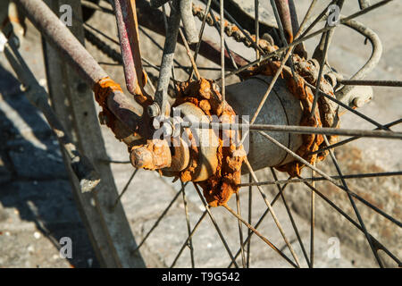 Détail d'une photo de l'ancien vélo abandonné inutilisés à la traîne dans la rue. La chaîne est rouillé et usé. Banque D'Images