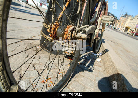 Détail d'une photo de l'ancien vélo abandonné inutilisés à la traîne dans la rue. La chaîne est rouillé et usé. Banque D'Images