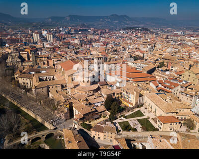 Vue panoramique du quartier historique de Vic avec vue sur les montagnes, Catalogne, Espagne Banque D'Images