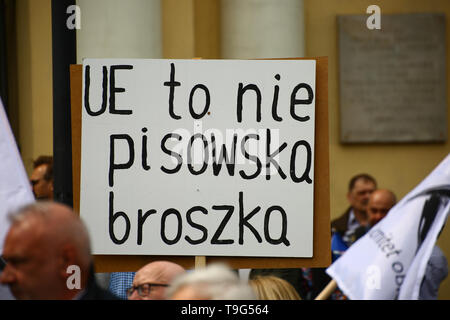 Pologne, Varsovie, le 18 mai 2019 : les partis de l'opposition (PO, LSP, Zieloni) et ONG tenir pro European mars 'Pologne en Europe" à l'avance les élections du Parlement européen. Des milliers de militants, d'anciens présidents (Bronislaw Komorowski, Aleksander Kwasniewski), le chef du parti de Grzegorz Schetyna (PO), l'ancien Premier Ministre Ewa Renseignements utilisées Clinical Toxicology of Commercial Products et président du Conseil européen, Donald Tusk s'est joint à la marche à travers la capitale Varsovie. ©Jake Ratz/Alamy Banque D'Images