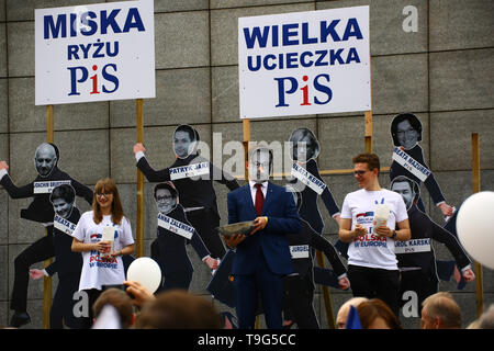 Pologne, Varsovie, le 18 mai 2019 : les partis de l'opposition (PO, LSP, Zieloni) et ONG tenir pro European mars 'Pologne en Europe" à l'avance les élections du Parlement européen. Des milliers de militants, d'anciens présidents (Bronislaw Komorowski, Aleksander Kwasniewski), le chef du parti de Grzegorz Schetyna (PO), l'ancien Premier Ministre Ewa Renseignements utilisées Clinical Toxicology of Commercial Products et président du Conseil européen, Donald Tusk s'est joint à la marche à travers la capitale Varsovie. ©Jake Ratz/Alamy Banque D'Images