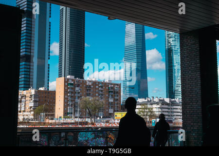 Les gens de tourisme dans la gare Chamartin à à quatre tours à Madrid Banque D'Images