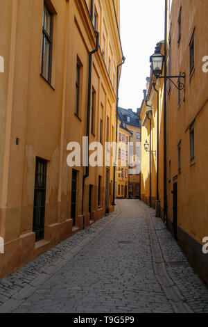 La photo de la rue traditionnelle étroite de Stockholm. Marcher à l'intérieur du Gamla Stan. Banque D'Images